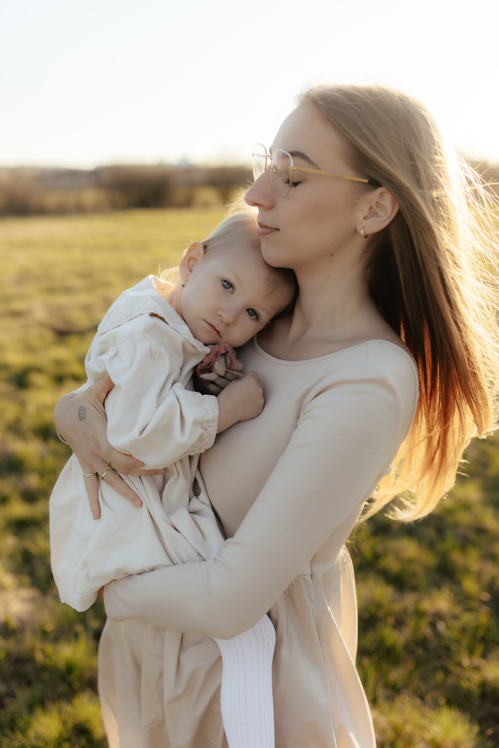 Maminka s dítětem v objetí - fotograf Teplice - rodinné focení