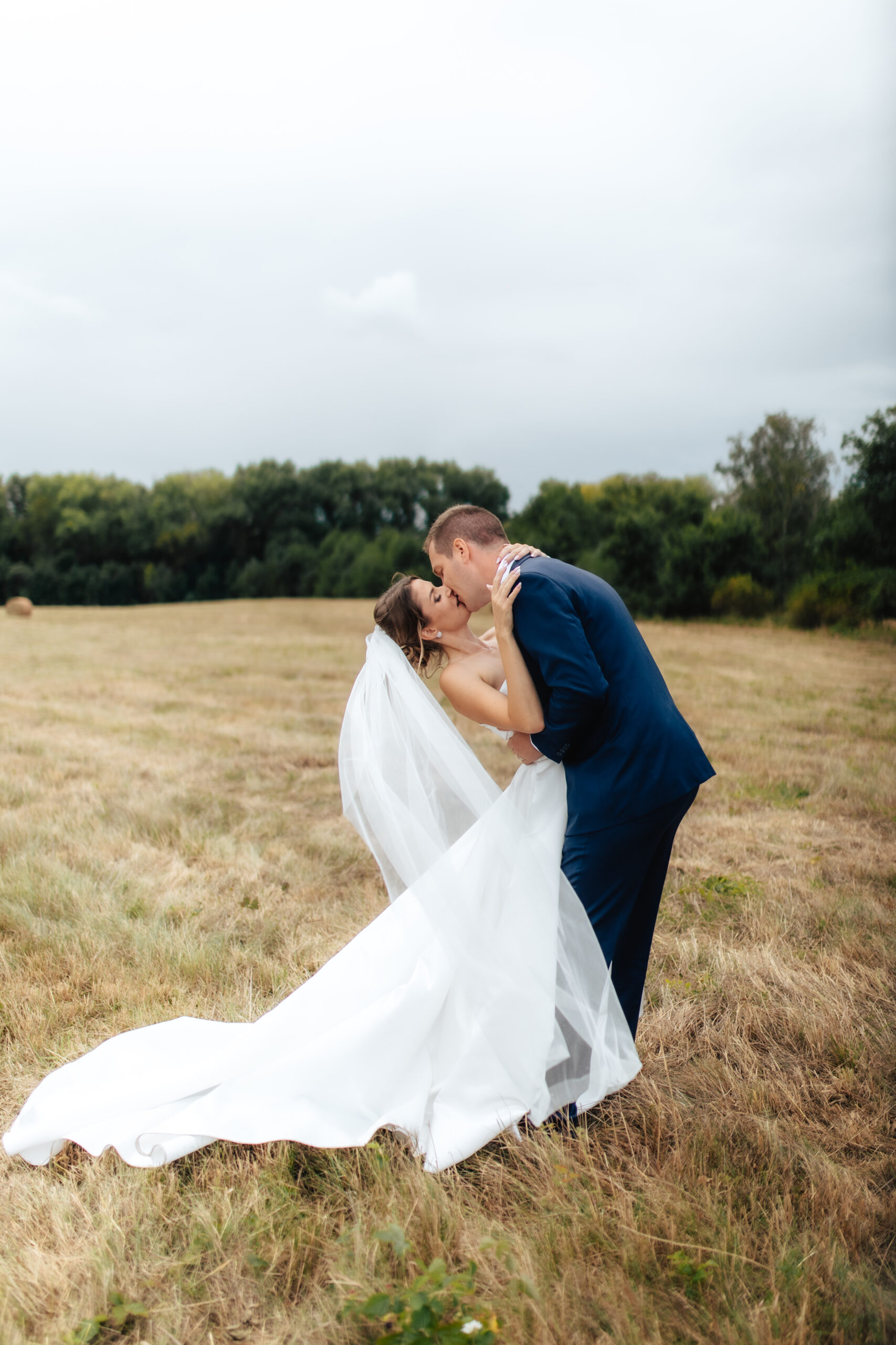 Novomanželé, stojící těsně u sebe - svatební fotograf Teplice - ústecký kraj