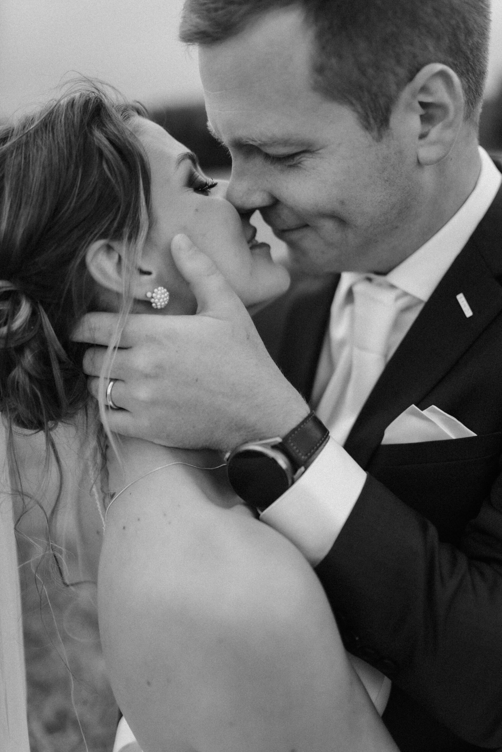 Novomanželé, stojící těsně u sebe - svatební fotograf Teplice - ústecký kraj